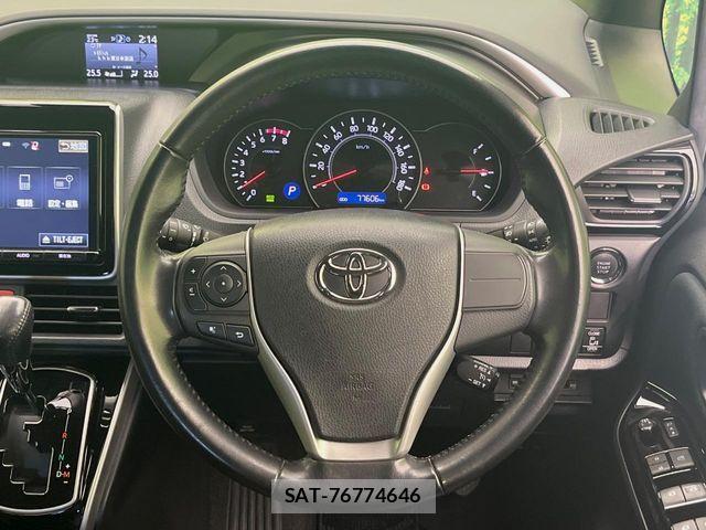Toyota VOXY 2018-05 7331057-11