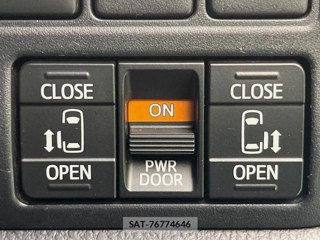 Toyota VOXY 2018-05 7331057-3