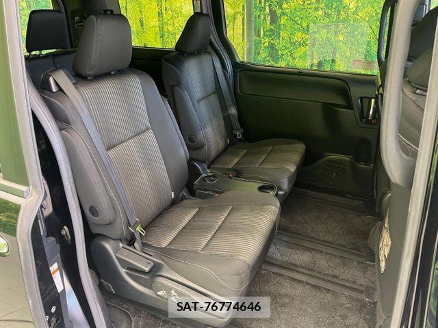 Toyota VOXY 2018-05 7331057-8