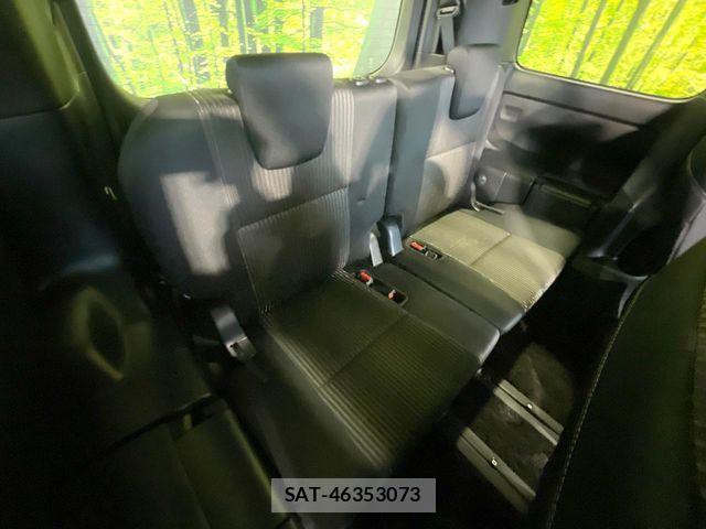 Toyota VOXY 2018-06 7331051-9