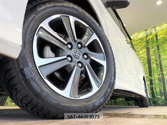 Toyota VOXY 2018-06 7331051-13