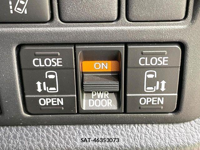 Toyota VOXY 2018-06 7331051-5