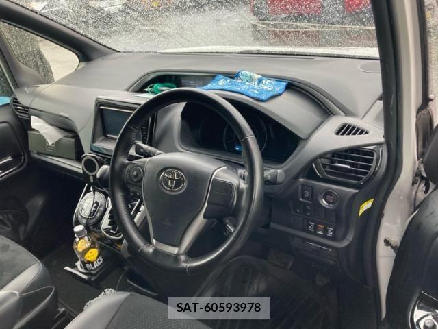 Toyota VOXY 2021-08 7331039-9
