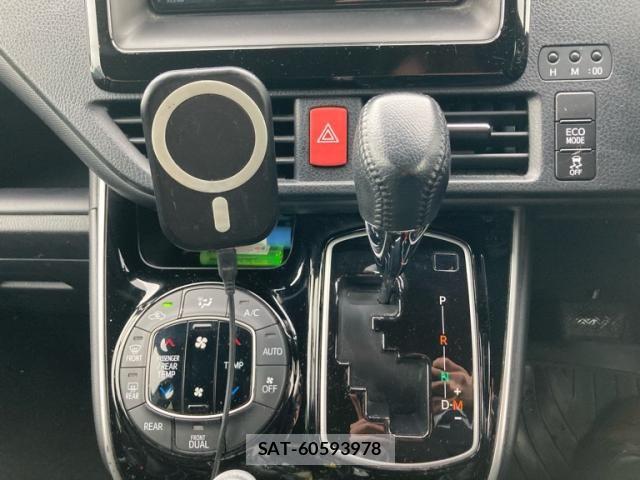 Toyota VOXY 2021-08 7331039-18