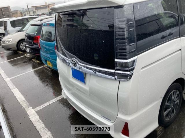 Toyota VOXY 2021-08 7331039-1