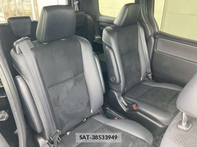 Toyota VOXY 2021-08 7331033-23