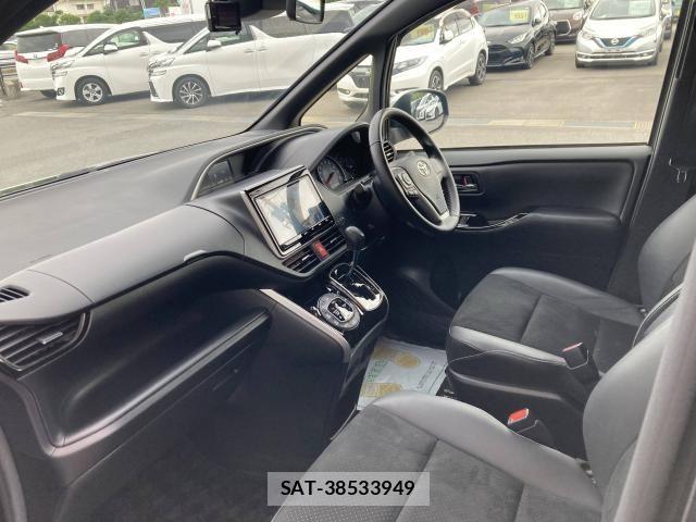 Toyota VOXY 2021-08 7331033-25