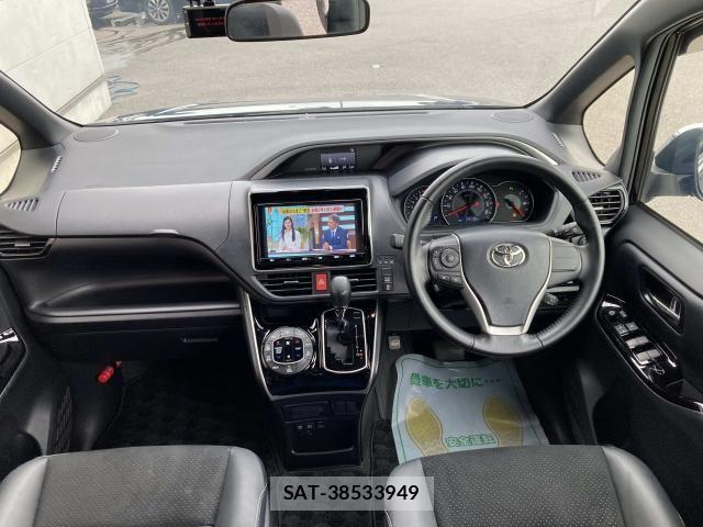 Toyota VOXY 2021-08 7331033-2