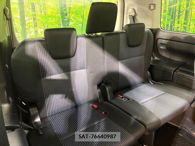 Toyota VOXY 2017-03 7331061-9