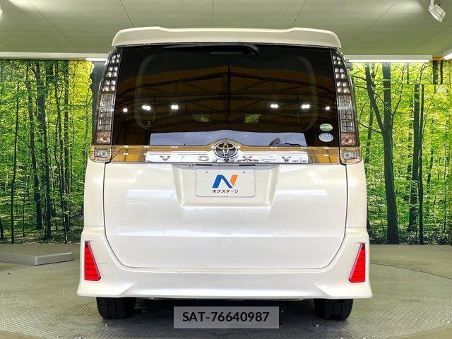 Toyota VOXY 2017-03 7331061-15