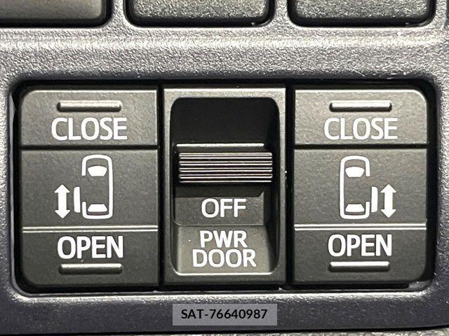 Toyota VOXY 2017-03 7331061-4