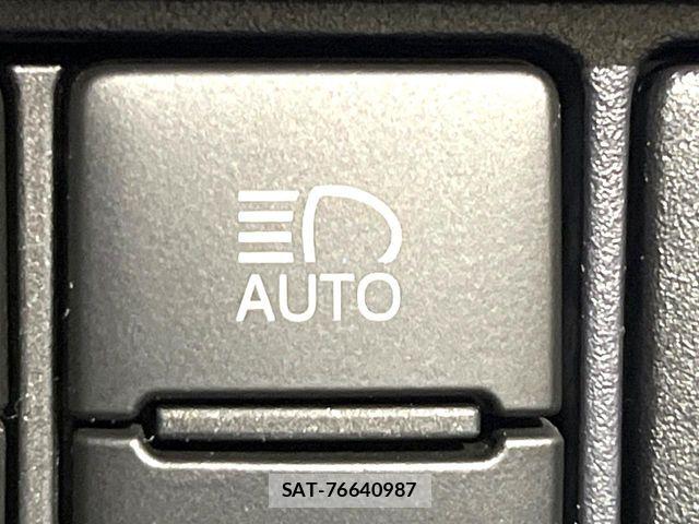 Toyota VOXY 2017-03 7331061-6