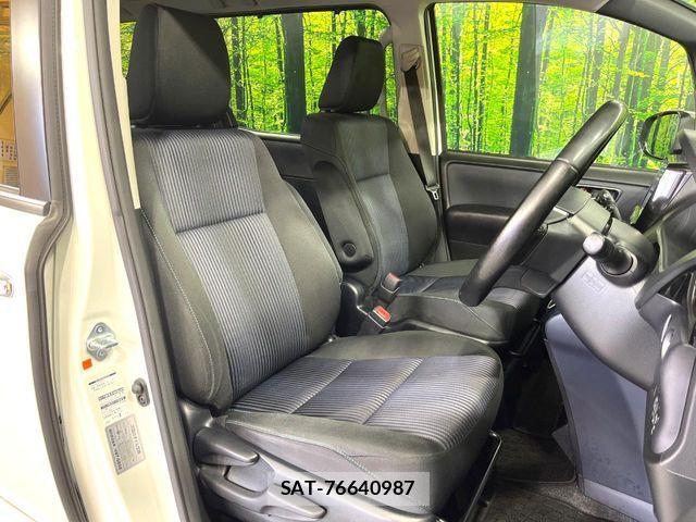 Toyota VOXY 2017-03 7331061-7