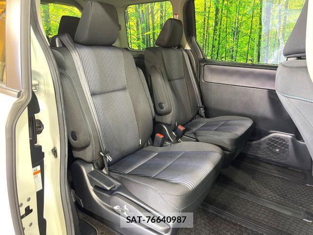 Toyota VOXY 2017-03 7331061-8
