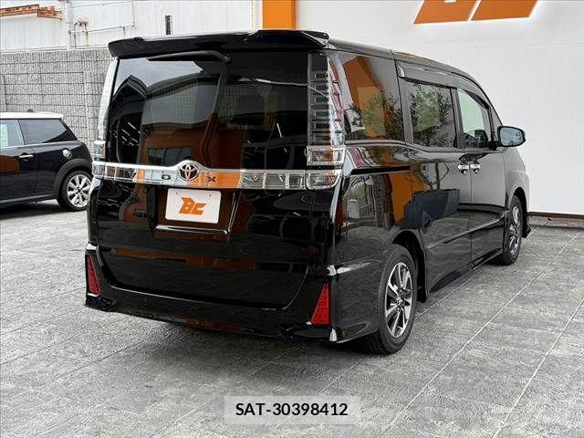 Toyota VOXY 2021-02 7331035-14
