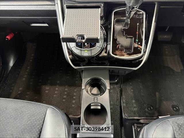Toyota VOXY 2021-02 7331035-24