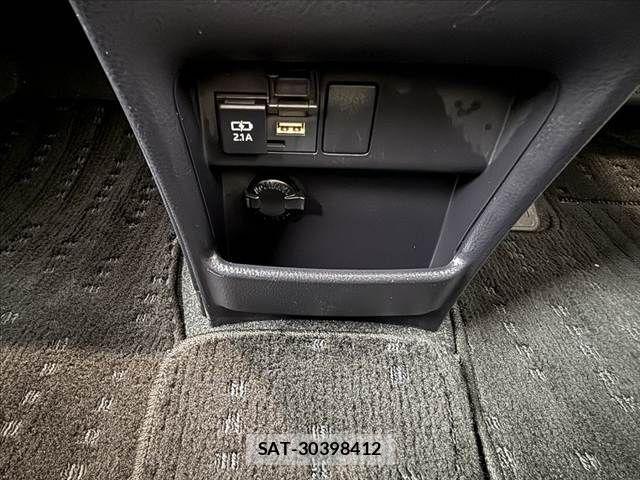 Toyota VOXY 2021-02 7331035-26
