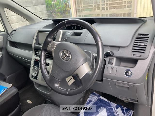 Toyota VOXY 2010-02 7331109-12