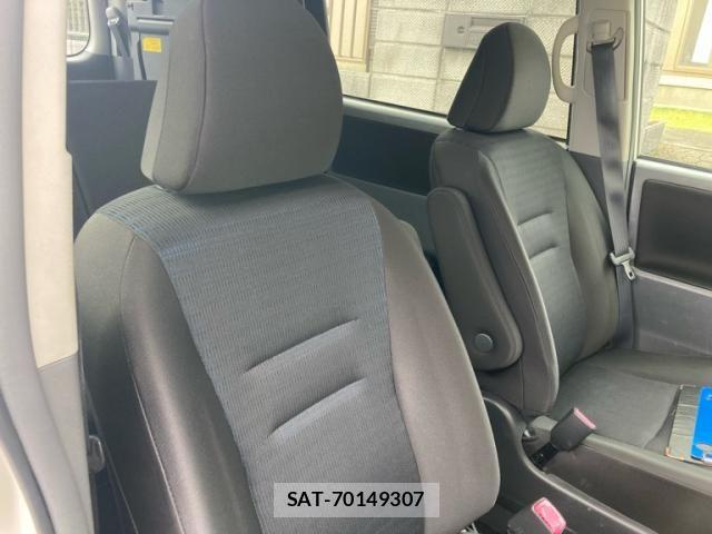 Toyota VOXY 2010-02 7331109-13