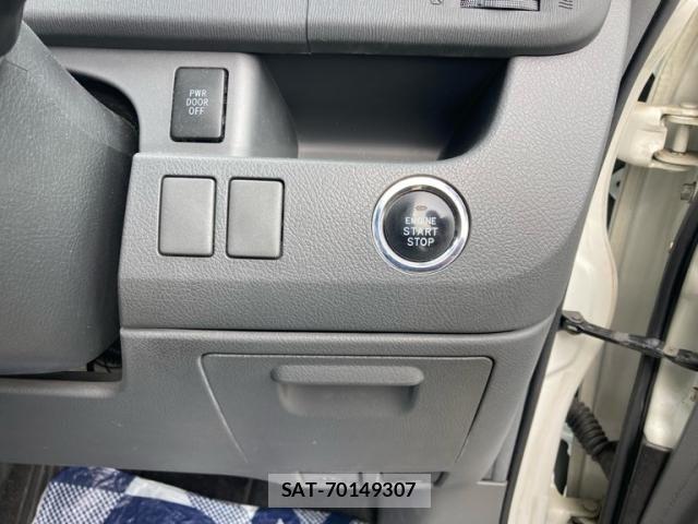 Toyota VOXY 2010-02 7331109-17