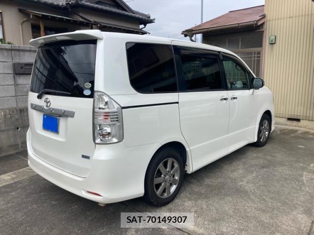 Toyota VOXY 2010-02 7331109-1