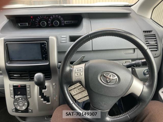 Toyota VOXY 2010-02 7331109-19
