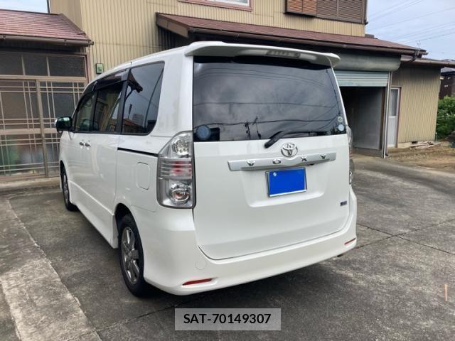 Toyota VOXY 2010-02 7331109-2