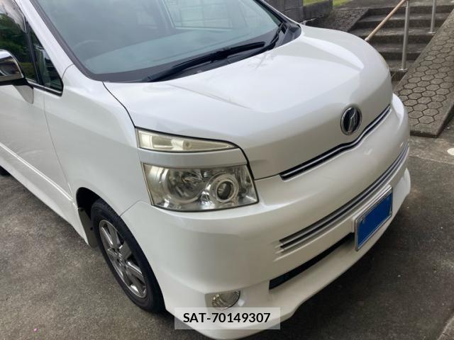 Toyota VOXY 2010-02 7331109-3