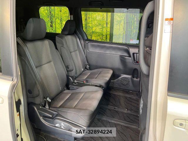 Toyota VOXY 2017-08 7331053-9