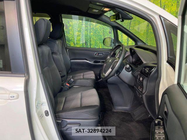 Toyota VOXY 2017-08 7331053-8