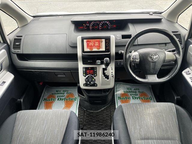 Toyota VOXY 2011-06 7331108-1