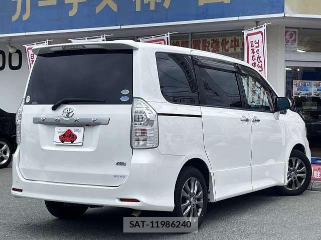 Toyota VOXY 2011-06 7331108-2