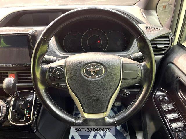 Toyota VOXY 2017-09 7331055-11