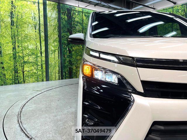 Toyota VOXY 2017-09 7331055-12