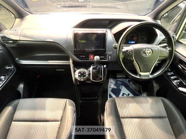 Toyota VOXY 2017-09 7331055-1