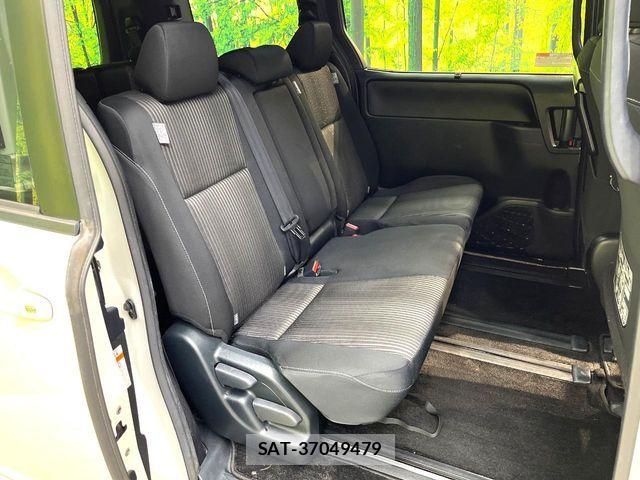 Toyota VOXY 2017-09 7331055-8