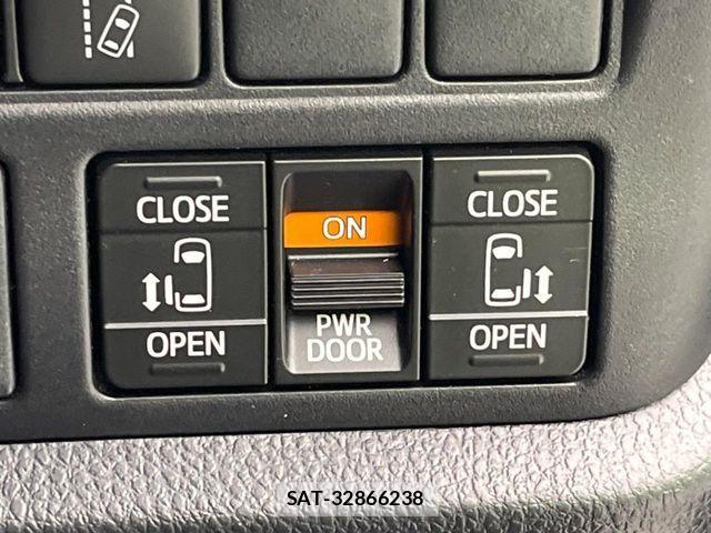 Toyota VOXY 2020-10 7331040-2
