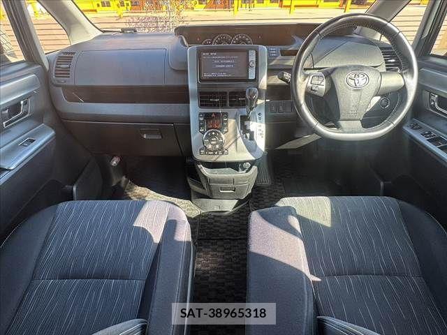 Toyota VOXY 2011-11 7331106-1