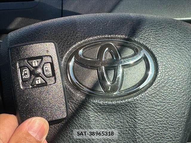 Toyota VOXY 2011-11 7331106-6
