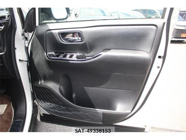Toyota VOXY 2021-06 7331037-12