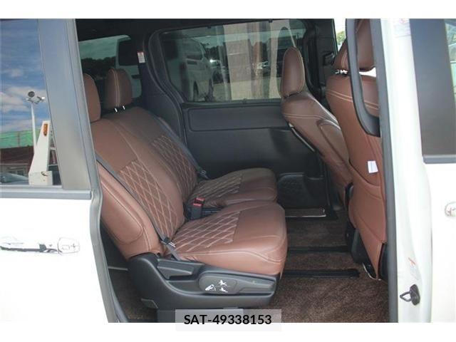 Toyota VOXY 2021-06 7331037-14