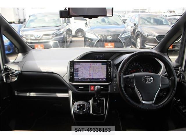 Toyota VOXY 2021-06 7331037-16