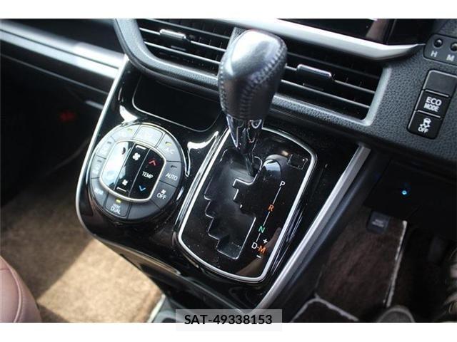 Toyota VOXY 2021-06 7331037-20