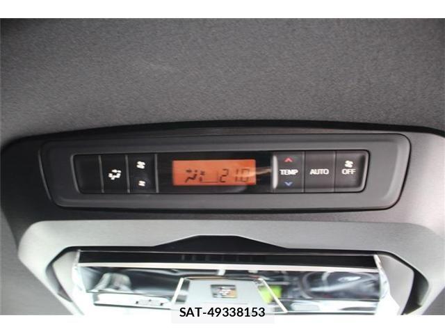 Toyota VOXY 2021-06 7331037-23
