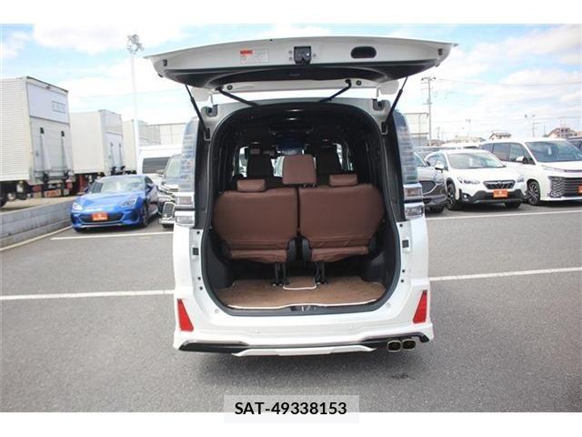 Toyota VOXY 2021-06 7331037-27