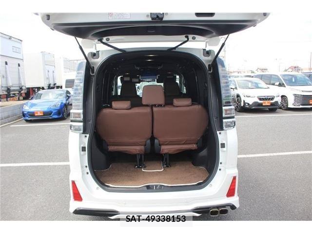 Toyota VOXY 2021-06 7331037-28