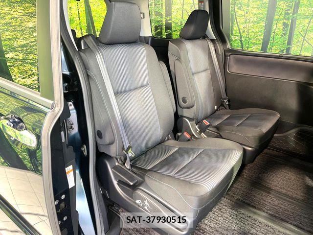 Toyota VOXY 2016-11 7331070-9