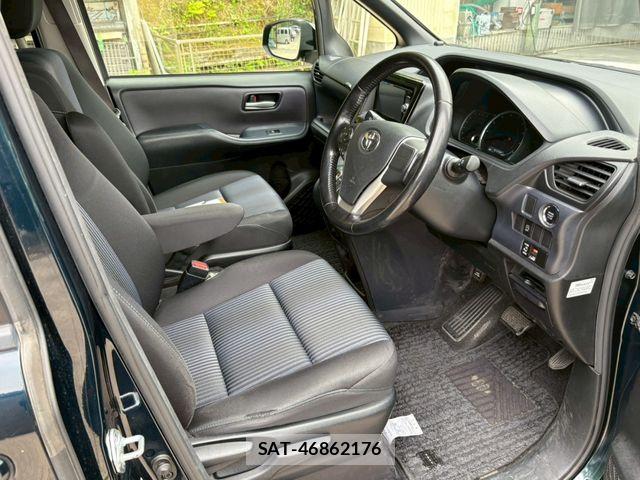 Toyota VOXY 2015-01 7331094-17