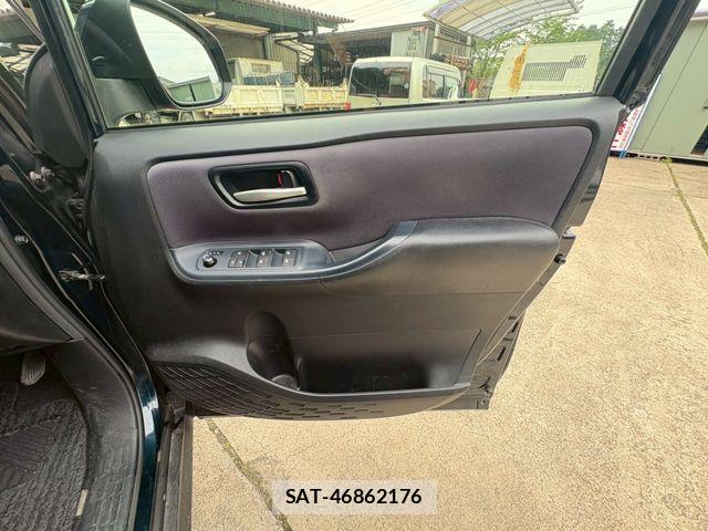 Toyota VOXY 2015-01 7331094-23