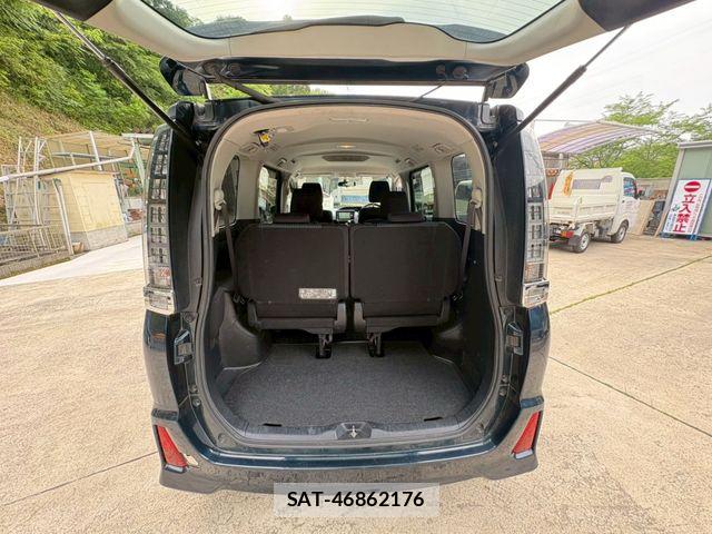 Toyota VOXY 2015-01 7331094-29